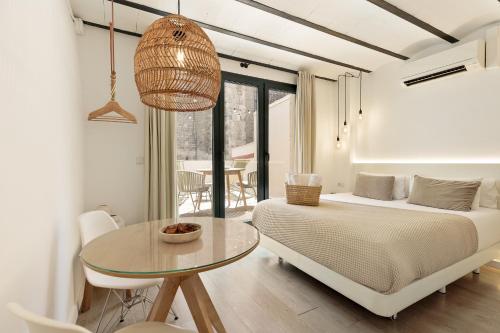 een slaapkamer met een bed en een tafel en een eetkamer bij Ola Living Born in Barcelona