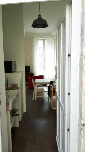 Il comprend une cuisine et un salon avec une table. dans l'établissement Les Boiseries, à Dole