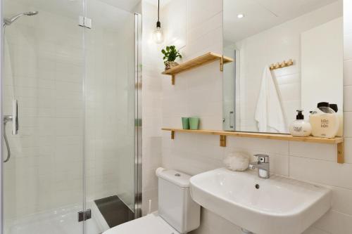een badkamer met toilet, wastafel en douche bij Ola Living Born in Barcelona