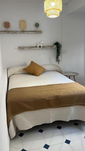 a bedroom with a bed in a white room at Apartamentos Arquillo de Rota in Sanlúcar de Barrameda