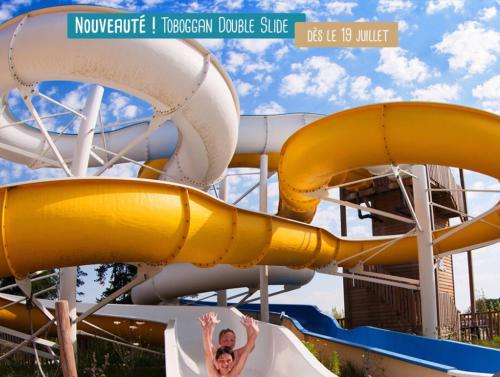 Foto dalla galleria di Cottage Premium, camping 5* avec parc aquatique a Hudimesnil