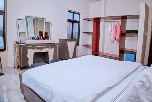 Rúm í herbergi á LAKEVIEW RESORT NKOLBISSON Yaounde