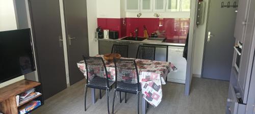 un chien allongé sur une table dans une cuisine dans l'établissement appartement La Plagne Montalbert, à La Celle-sous-Gouzon