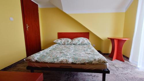 a small bedroom with a bed and a table at Rafa in Trzęsacz