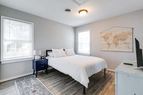 una camera da letto bianca con un letto e una televisione di Extended Stay! The Sunny Cottage at Byrd Park! a Richmond