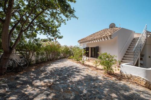 a street in front of a house with a tree at Villa Vinci in Campu Longu