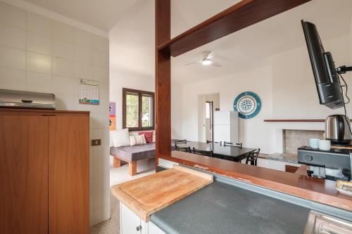 a kitchen with a counter top in a room at Villa Vinci in Campu Longu