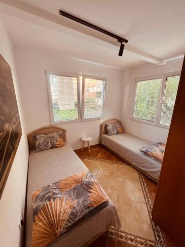 Postel nebo postele na pokoji v ubytování Garden Apartments Budva