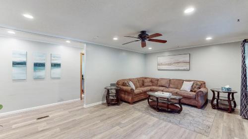 Χώρος καθιστικού στο Sideline Sanctuary: Cozy Nights, Game Day Lights