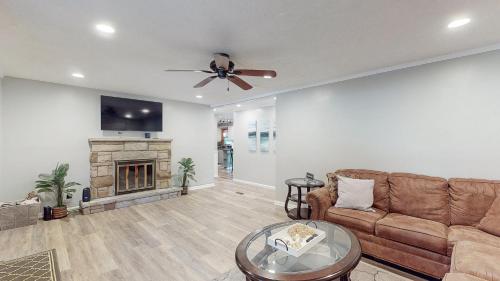 Χώρος καθιστικού στο Sideline Sanctuary: Cozy Nights, Game Day Lights