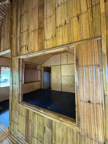 Ban Nong ChaengにあるLanta Giant Lodgeの木の壁に鏡がある空の部屋