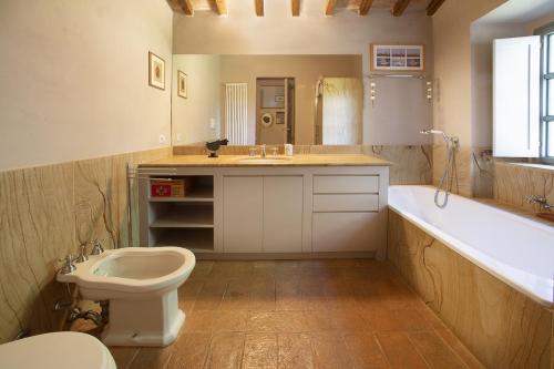 a bathroom with a toilet and a tub and a sink at Villa Luxury Capalbio - Piscina, Tramonti, Privacy in La Capriola
