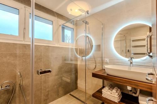 une salle de bain avec lavabo et douche dans l'établissement À quelques pas du Lac Leman, à Évian-les-Bains