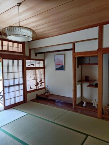 a room with a room with a room with windows at itoshima 個性的な日本家屋 in Itoshima