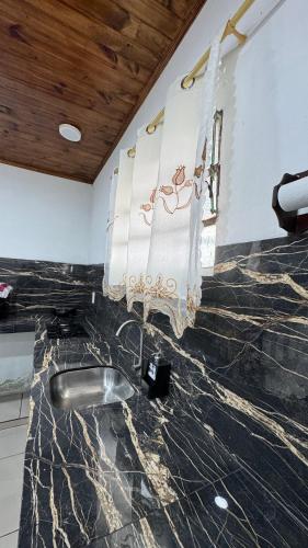 a bathroom with a marble counter with a sink at Casa Amplia in Encarnación
