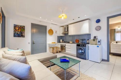 una sala de estar con un sofá y una mesa en Charming Cozy 2 Bedrooms central Gueliz, en Marrakech