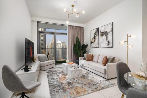 Luxury 1 Bedroom Apartment with partial Burj Khalifa View by Delujo Stays