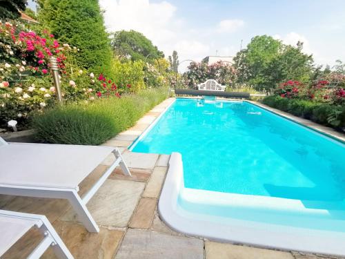 Swimmingpoolen hos eller tæt på Hillside Apartment with AC & heating in Grande Maison