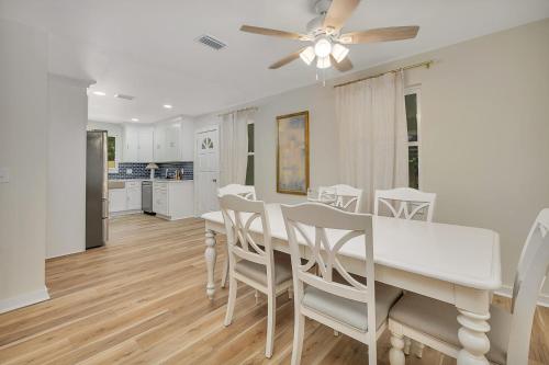 Η κουζίνα ή μικρή κουζίνα στο Cater Cove - private pool 1 mile to beach quiet