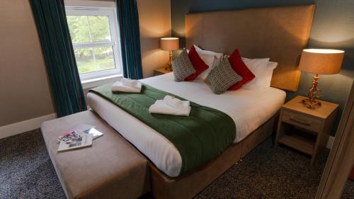 SconserにあるSligachan Hotelのタオルが敷かれたベッドのあるホテルの部屋