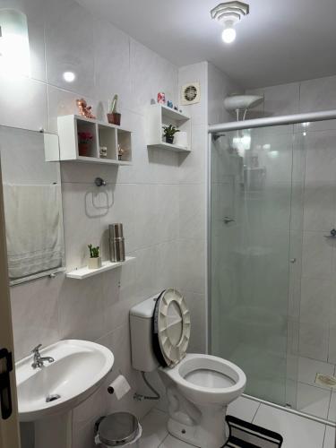 a bathroom with a shower and a toilet and a sink at Hostel do mineiro Zona Sul - Rua Licorne 240 in São José dos Campos