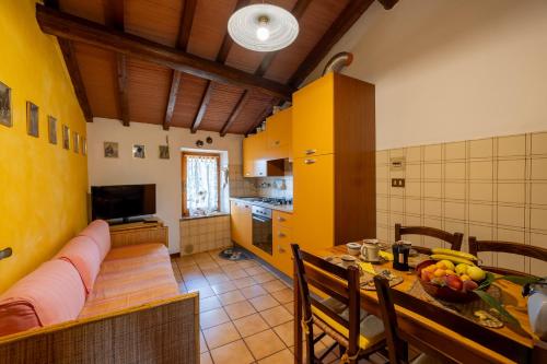 cocina y comedor con mesa y sofá en Sebastiano, en Colle Val D'Elsa