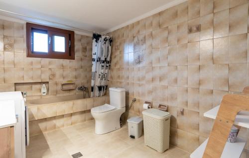 a bathroom with a toilet and a tub and a sink at Alice House 1 in Amarynthos