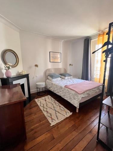 une chambre avec un lit et un miroir dans l'établissement Rêve d'été à Paris, à Paris