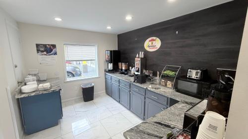 Kuchyň nebo kuchyňský kout v ubytování Super 8 by Wyndham Monticello AR