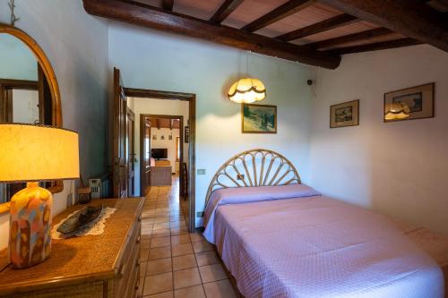 Un dormitorio con dos camas y una mesa y una lámpara. en Sebastiano, en Colle Val D'Elsa