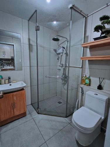 バギオにあるCEDAR PEAK by AWESOME STAY in Baguioのシャワー、トイレ、洗面台を備えたバスルーム