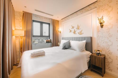 Ένα ή περισσότερα κρεβάτια σε δωμάτιο στο Tplace Apartel w Lift near HoanKiem Lake