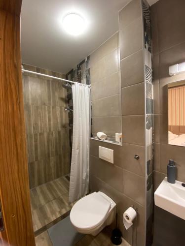 Un baño de Landing Rooms Apartman