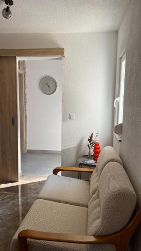 Χώρος καθιστικού στο MOREBIT - between sea and mountains, Cozy apartment with fireplace and heating