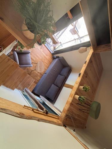 an overhead view of a room with a wooden ceiling at La Tiny du Luberon in Pertuis
