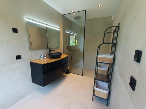 La salle de bains est pourvue d'un lavabo, d'un miroir et d'une échelle. dans l'établissement Villa d'Exception à 20m Des Sablettes Plage, Côte d'Azur, à La Seyne-sur-Mer