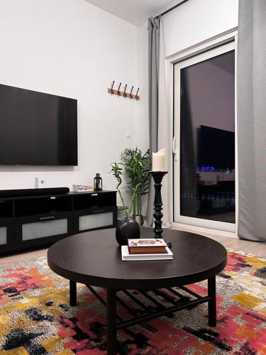luxurious apartment 1BR Stay steps to Ferrari & Warner Bros Yas Mallにあるテレビまたはエンターテインメントセンター