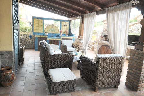 a patio with chairs and a table and a fireplace at La casa di Pierre 