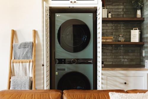 Luxury Ridgecrest Resort 4BR في بيغ بير لاكي: غسالة ومجفف في غرفة المعيشة