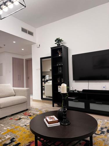 luxurious apartment 1BR Stay steps to Ferrari & Warner Bros Yas Mallにあるテレビまたはエンターテインメントセンター