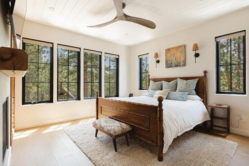 Luxury Ridgecrest Resort 4BR في بيغ بير لاكي: غرفة نوم بسرير كبير ونوافذ
