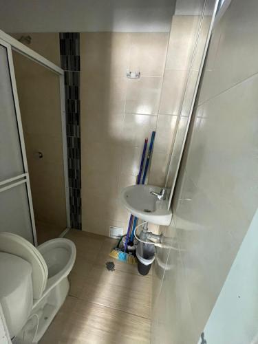 Un baño con lavabo blanco y inodoro. en Azul caribe 101, en Santa Marta