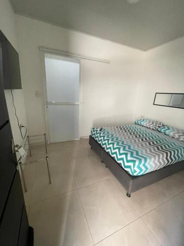 Un dormitorio con una cama y un armario. en Azul caribe 101, en Santa Marta