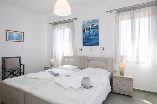Una cama o camas en una habitación de Holidays in Paros