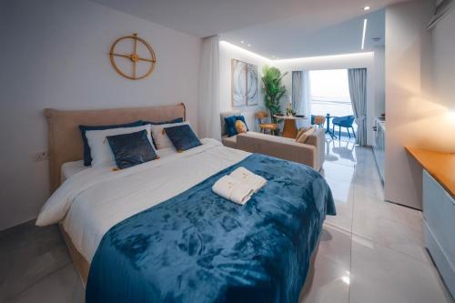 ein Schlafzimmer mit großem Bett und ein Wohnzimmer in der Unterkunft THE OCEAN - Luxury Apartment at the Harbor in Paphos