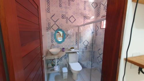 une salle de bain avec toilettes et lavabo dans l'établissement Casa ROSA in Antunes Maragogi, à Maragogi