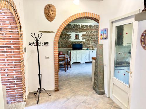 a hallway with an archway in a house at Villetta di Sara tra Arezzo, Siena, Firenze e il Chianti in San Giovanni Valdarno