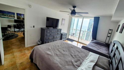 迈阿密36th Floor Brickell Suite with City Skyline and Bay Views的带床、梳妆台和窗户的卧室