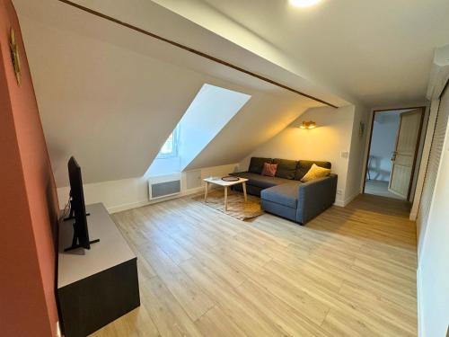 a living room with a couch and a table at Les Rives du Château 2 - Vue sur les bateaux in Saverne