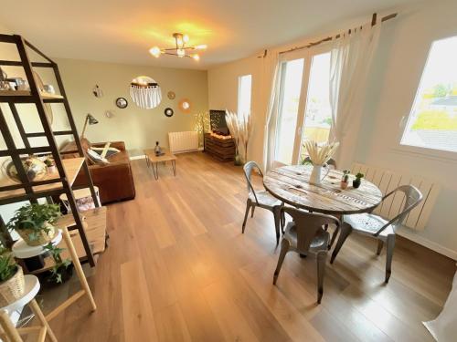 Coin salon dans l'établissement Le Cosy Lily - Lumineux appartement de 2 chambres et balcons situé au calme, à 10 min de Versailles